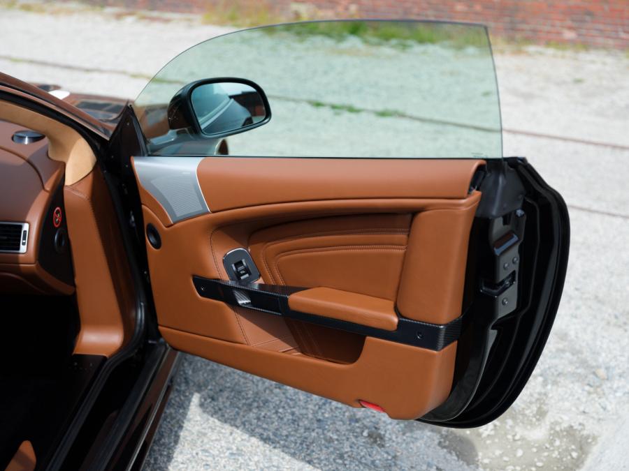 Детали интерьера Aston Martin DBS 2012 года  (фото 38 из 53)